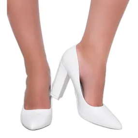 Witte pumps op een paal met slangenleerpatroon This Way